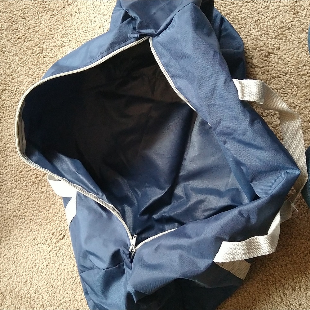 American Eagle nylon duffle bag. NWT! - Picture 4 of 5